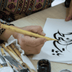 Atelier de calligraphie arabe avec un artiste local en Jordanie