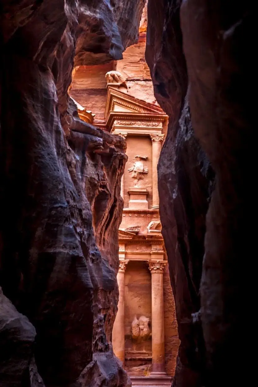El Tesoro de Petra aparece al final del Siq