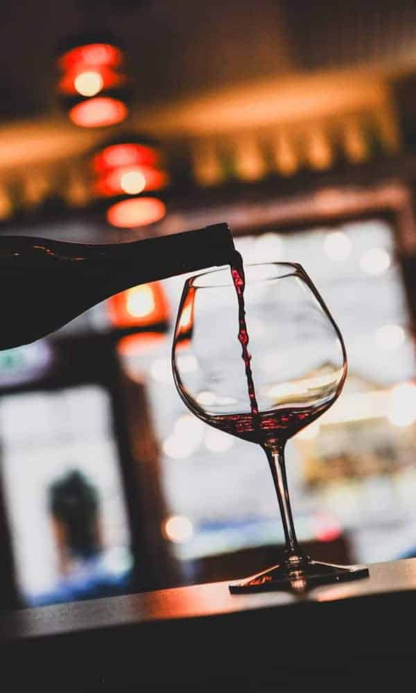 Calici preparati per una degustazione di vini giordani