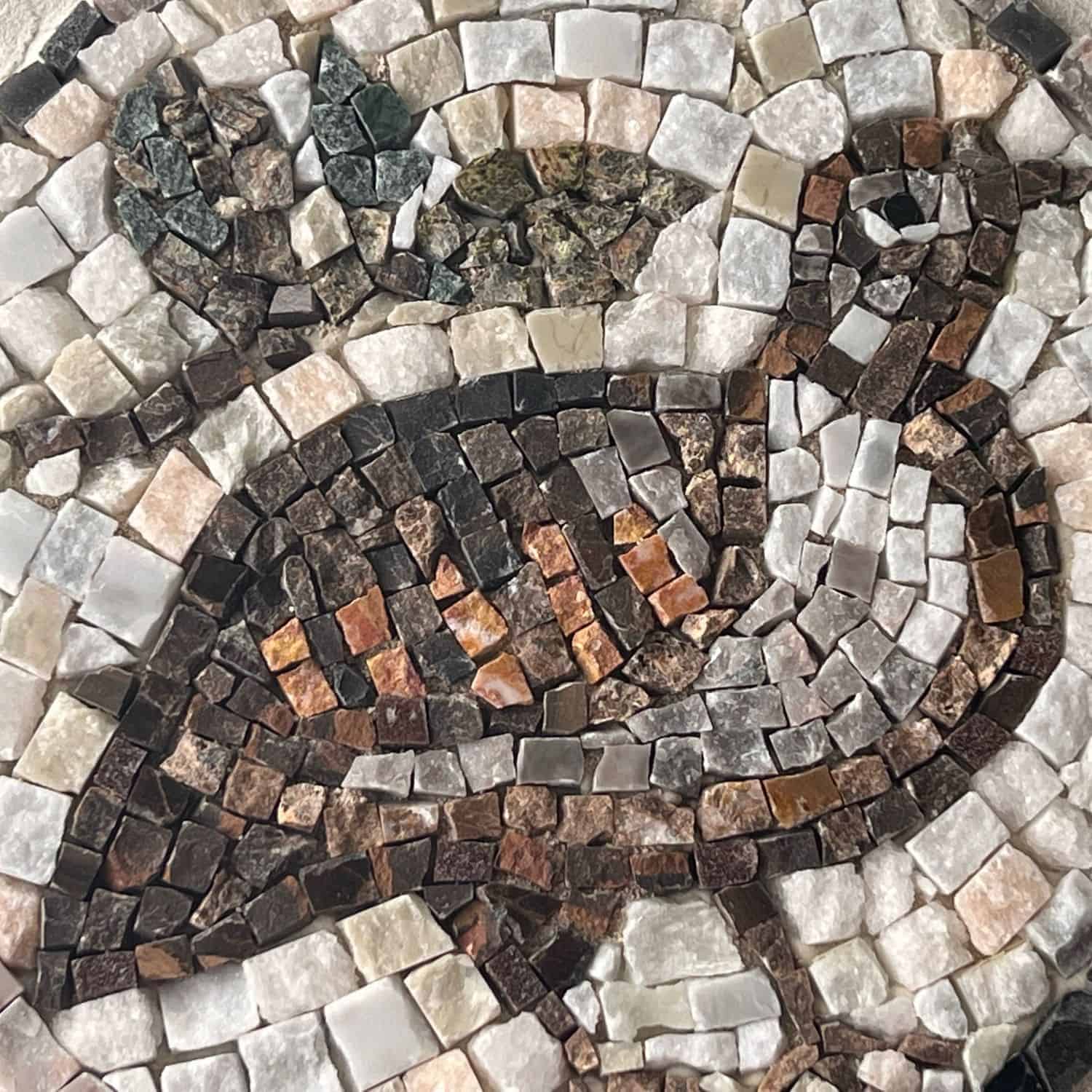 Dettaglio di un motivo floreale realizzato con tessere di mosaico in pietra