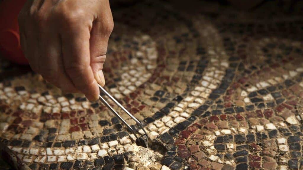 Artigiano che restaura un mosaico tradizionale a Madaba, in Giordania