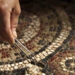 Artigiano che restaura un mosaico tradizionale a Madaba, in Giordania