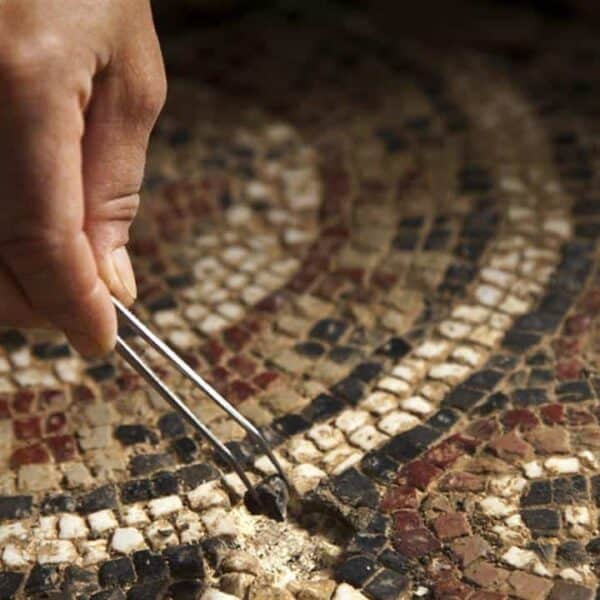 Artigiano che restaura un mosaico tradizionale a Madaba, in Giordania