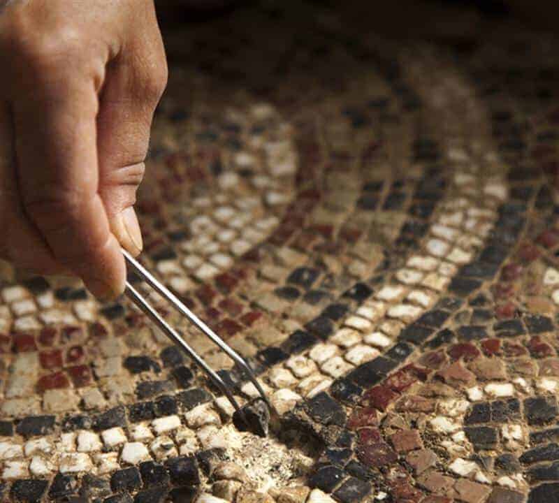 Artigiano che restaura un mosaico tradizionale a Madaba, in Giordania