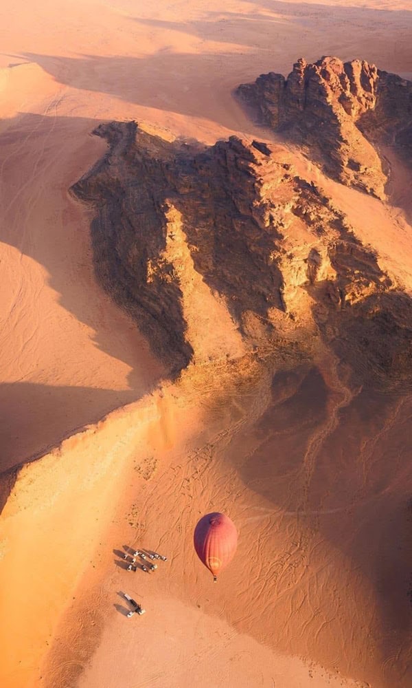 Mongolfiera che sorvola il paesaggio del Wadi Rum