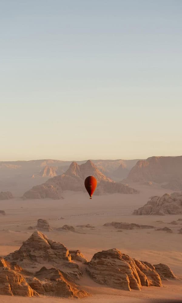 Mongolfiera in volo sopra il deserto del Wadi Rum