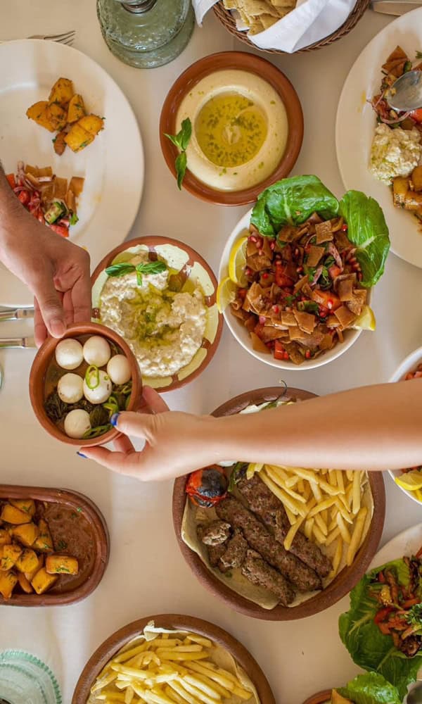 Piatti tradizionali serviti durante una cena in famiglia in Giordania