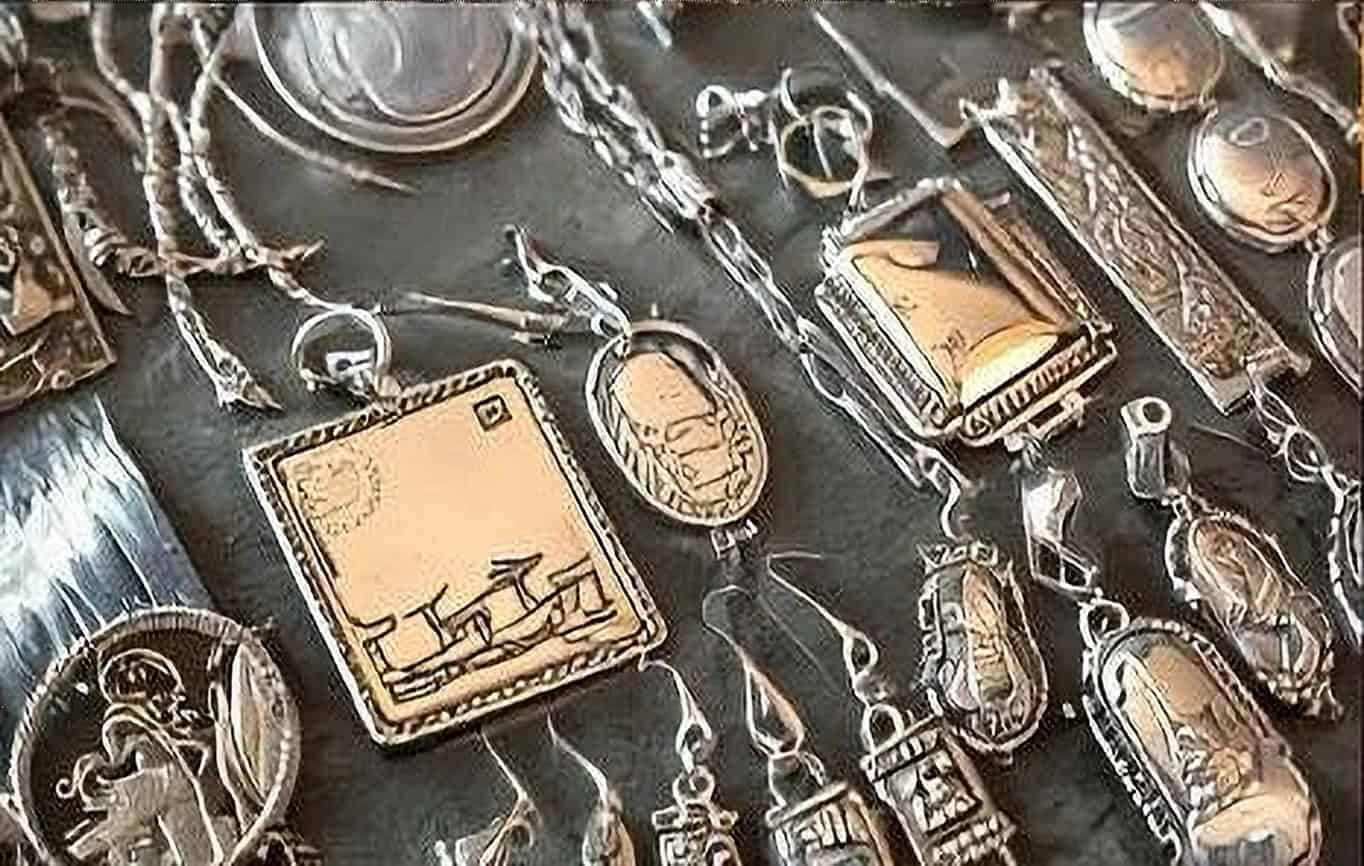 Серебряные подвески с декоративными мотивами