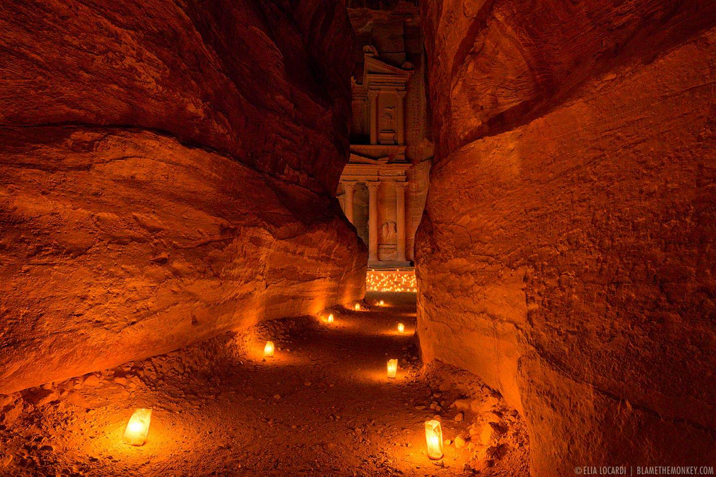 Sentiero del Siq illuminato dalle candele verso il Tesoro di Petra