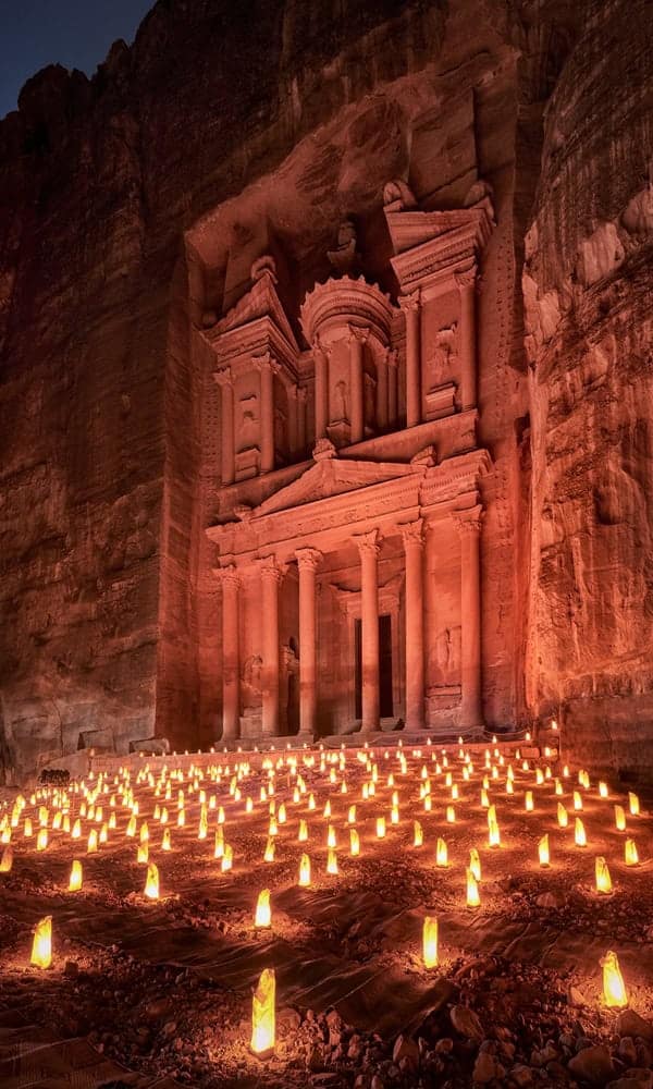 Il Tesoro di Petra illuminato da centinaia di candele durante Petra by Night
