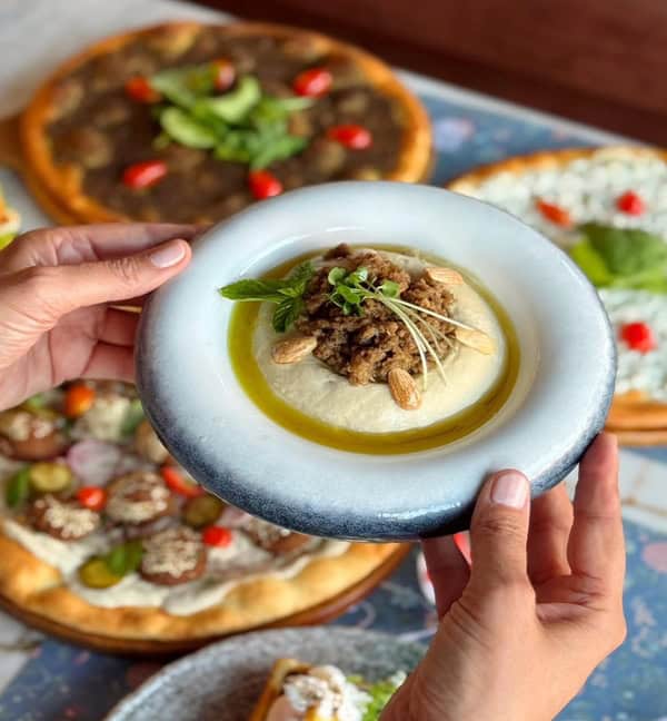 Tavola imbandita con piatti della cucina giordana