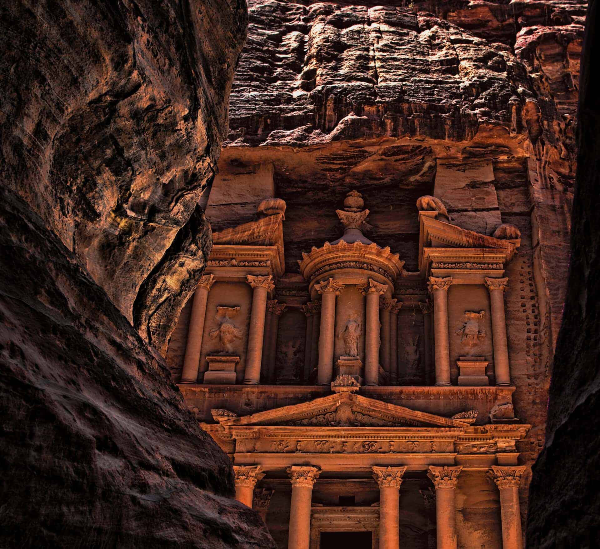 Il Tesoro di Petra visto attraverso il Siq durante il tour trekking in Giordania