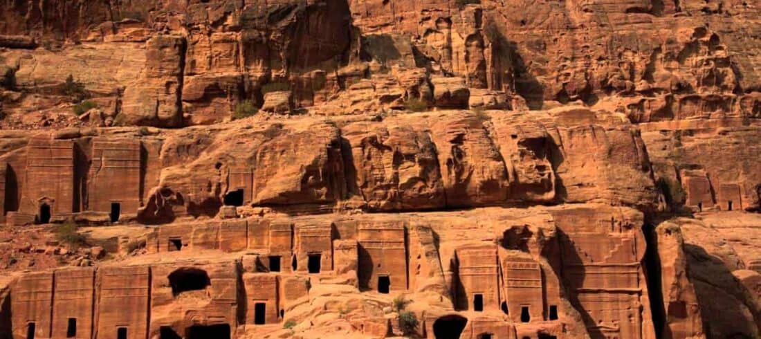 Tombe Reali scolpite nelle pareti di Petra durante il tour trekking in Giordania