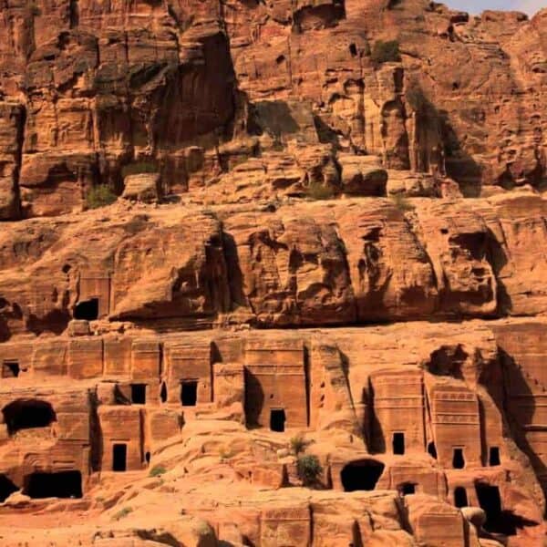 Tombe Reali scolpite nelle pareti di Petra durante il tour trekking in Giordania