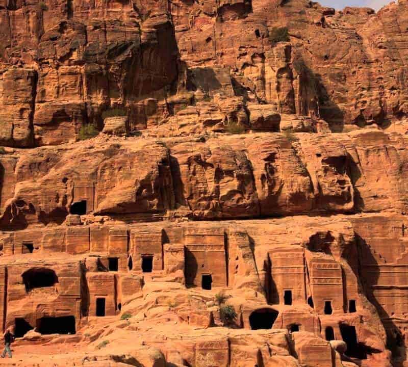 Tombe Reali scolpite nelle pareti di Petra durante il tour trekking in Giordania