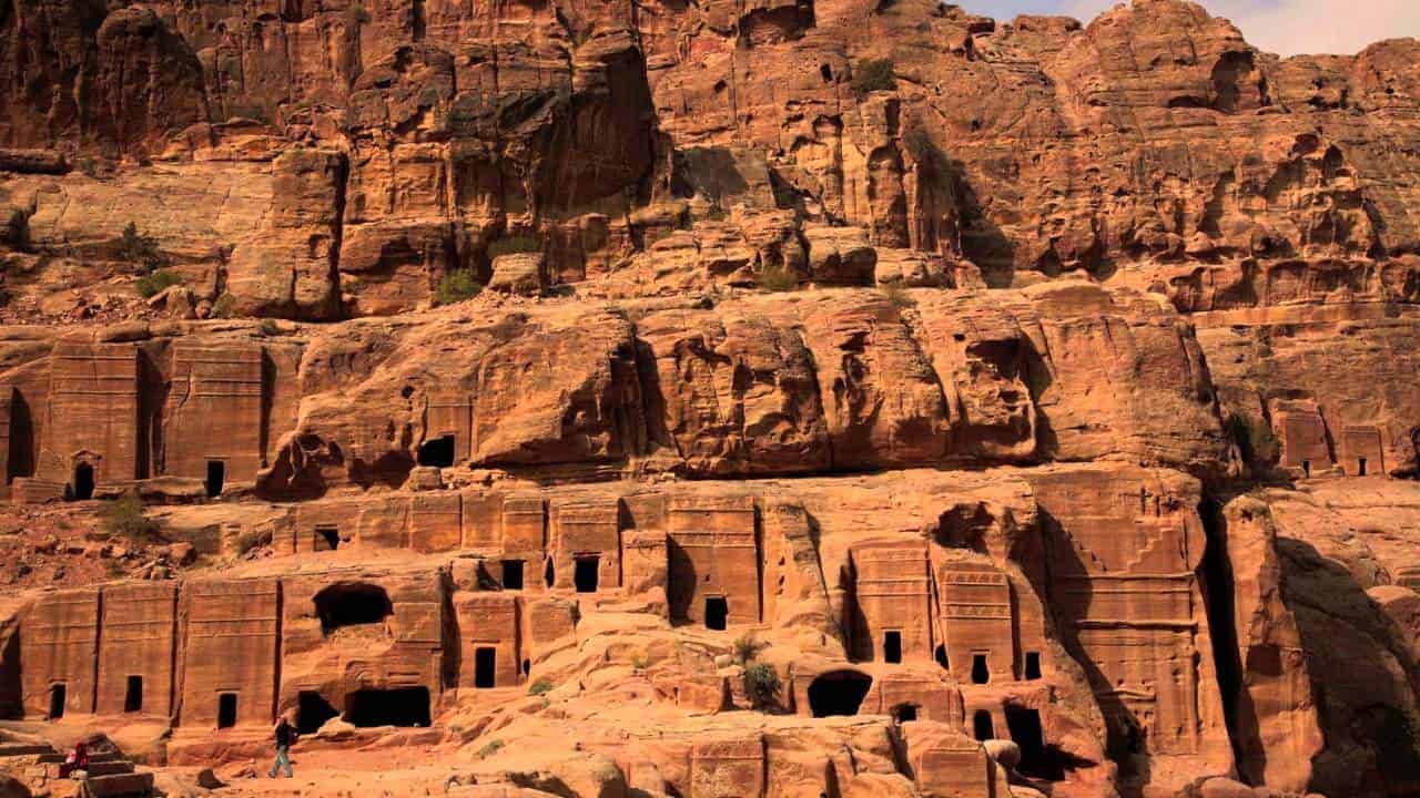 Tombe Reali scolpite nelle pareti di Petra durante il tour trekking in Giordania