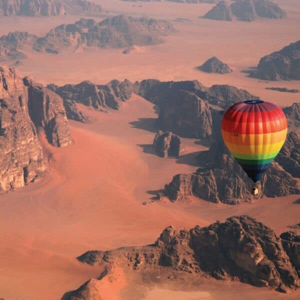 Volo in mongolfiera sopra il Wadi Rum all’alba