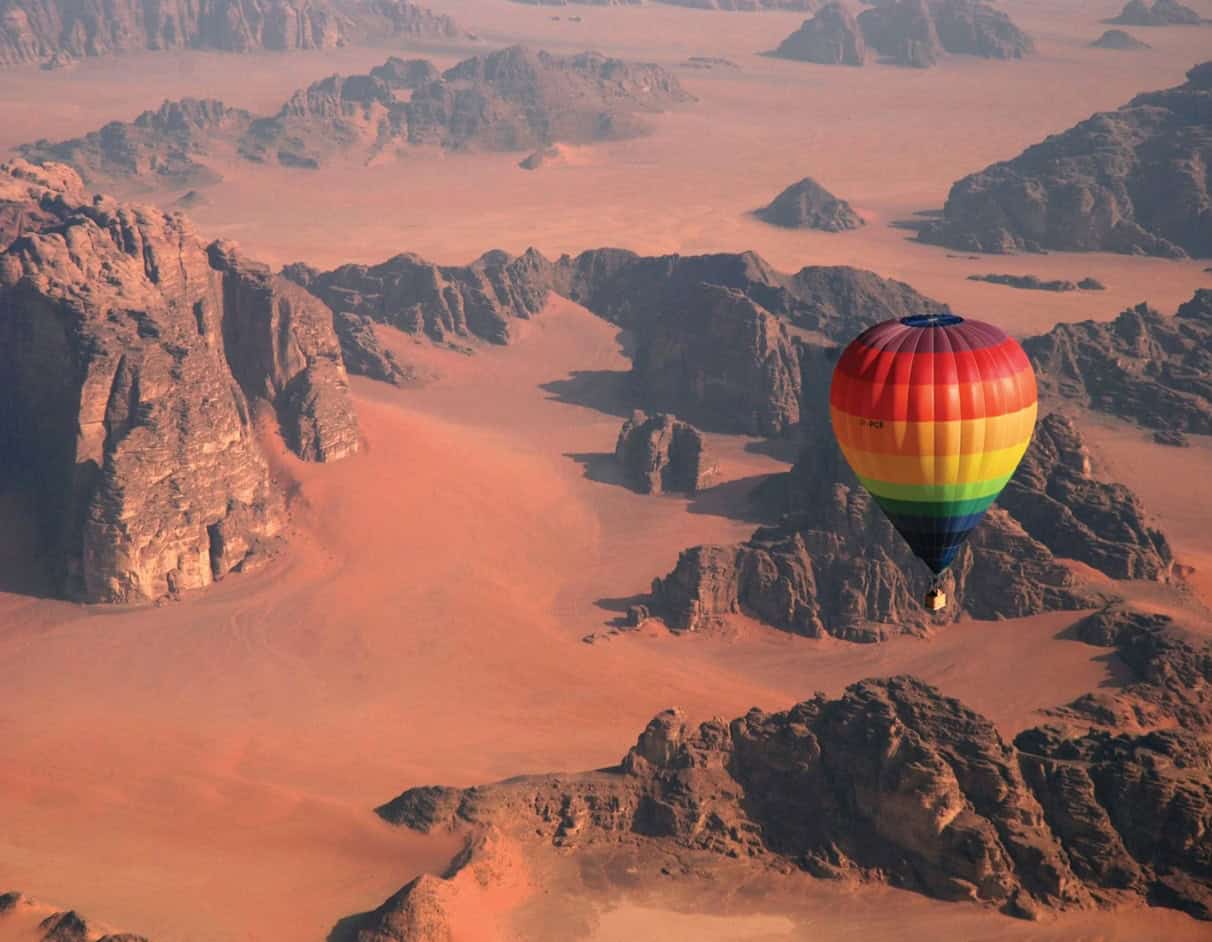 Volo in mongolfiera sopra il Wadi Rum all’alba