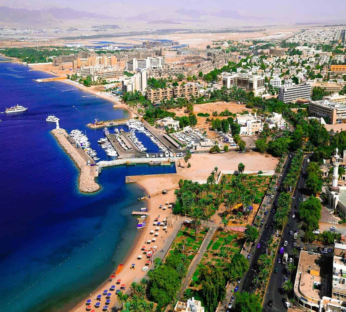 Побережье, марина и город Акаба на Красном море с высоты